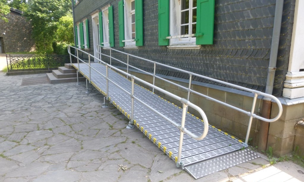 Mobile Rampe zur barrierefreien Erschließung eines denkmalgeschützten Gebäudes