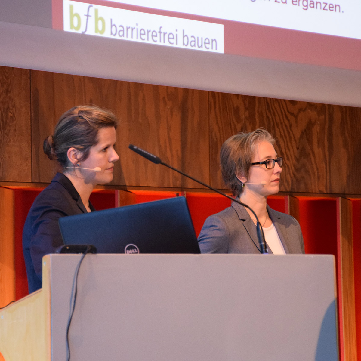 Stephanie Dietel in einer Fragerunde im Rahmen des bfb Seminars 2019 zum barrierefreien bauen.
